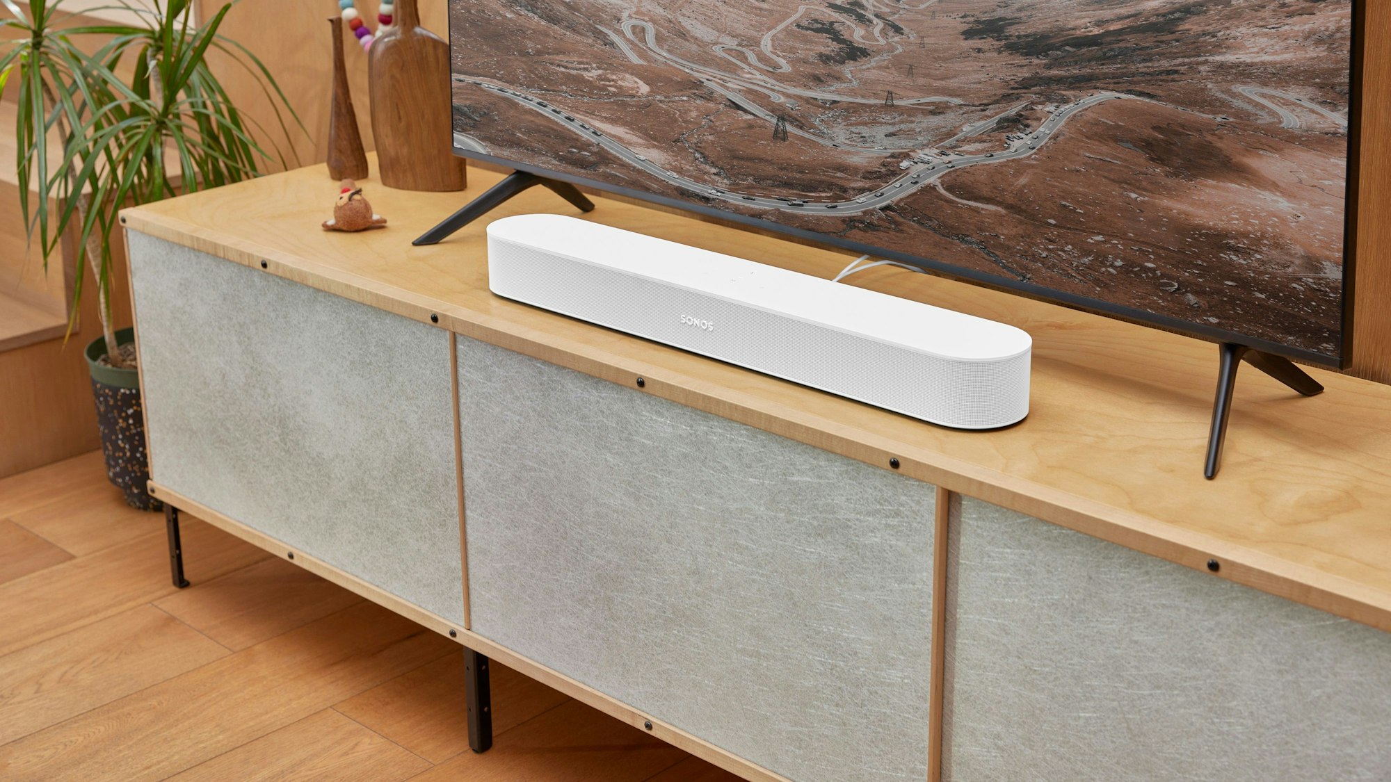 Ein Fehler im Versandsystem kommt den Lautsprecher-Anbieter Sonos teuer zu stehen. Unser Symbolbild zeigt eine Soundbar von Sonos unter einem Fernseher (2021).