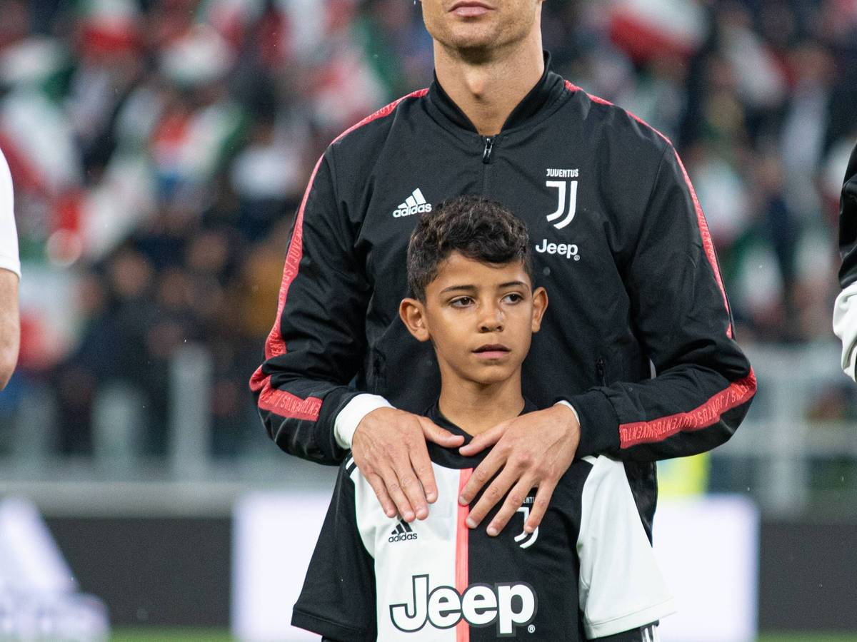Cristiano Ronaldo gemeinsam mit seinem Sohn Cristiano Jr. vor dem Serie A Spiel zwischen Juventus Turin und Atalanta Bergamo am 19. Mai 2019.