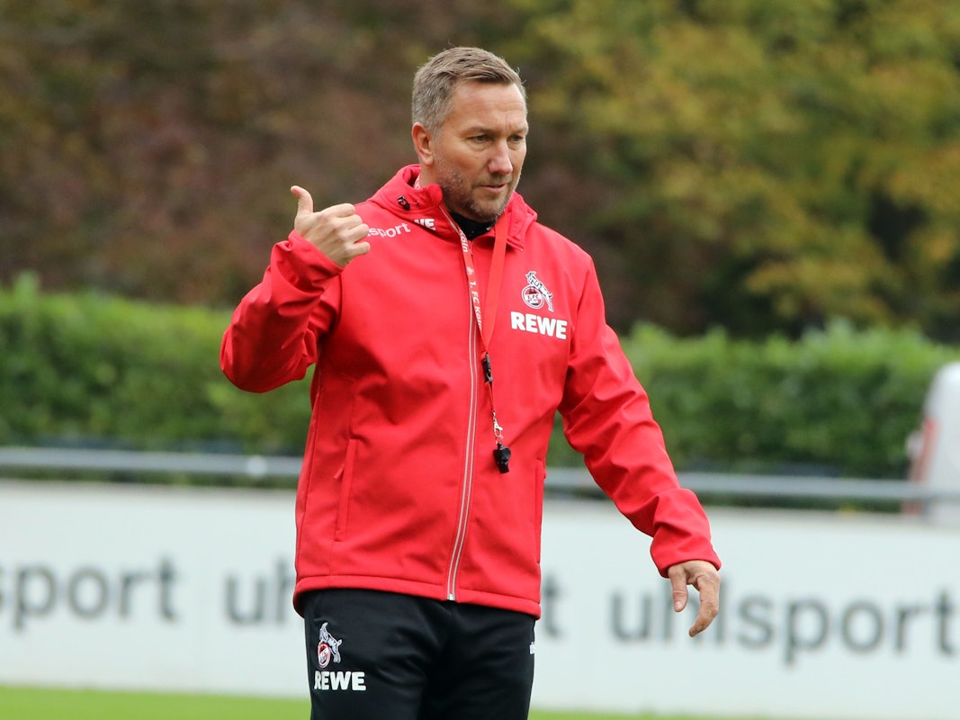 Manfred Schmid, hier am 11. November 2019 am Geißbockheim, arbeitete beim 1. FC Köln jahrelang als Co-Trainer.