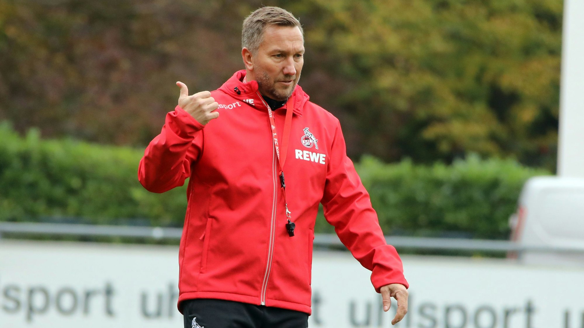 Manfred Schmid, hier am 11. November 2019 am Geißbockheim, arbeitete beim 1. FC Köln jahrelang als Co-Trainer.