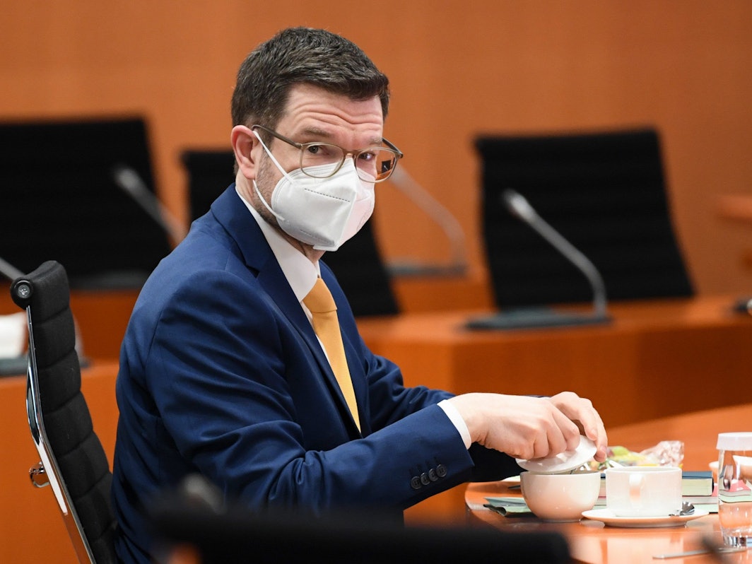 Marco Buschmann (FDP), Bundesminister der Justiz, nimmt im Kanzleramt an einer Sitzung des Sicherheitskabinetts teil. Buschmann hat sich skeptisch über eine Wiedereinführung der Maskenpflicht geäußert, wenn die Corona-Infektionen wieder stark steigen.