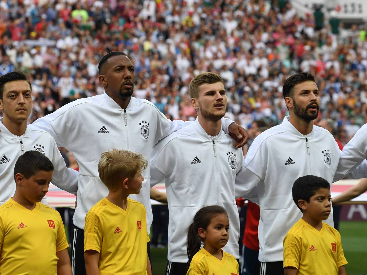Mesut Özil, Jerome Boateng, Timo Werner und Marvin Plattenhardt (v.l.n.r.) vor dem WM-Spiel zwischen Deutschland und Mexiko am 17. Juni 2018.