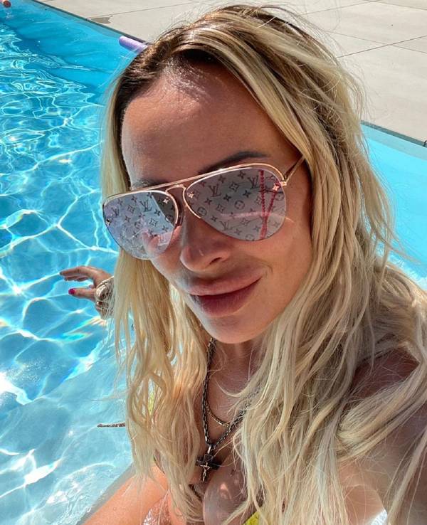 Cora Schumacher posiert für ein Selfie am Pool