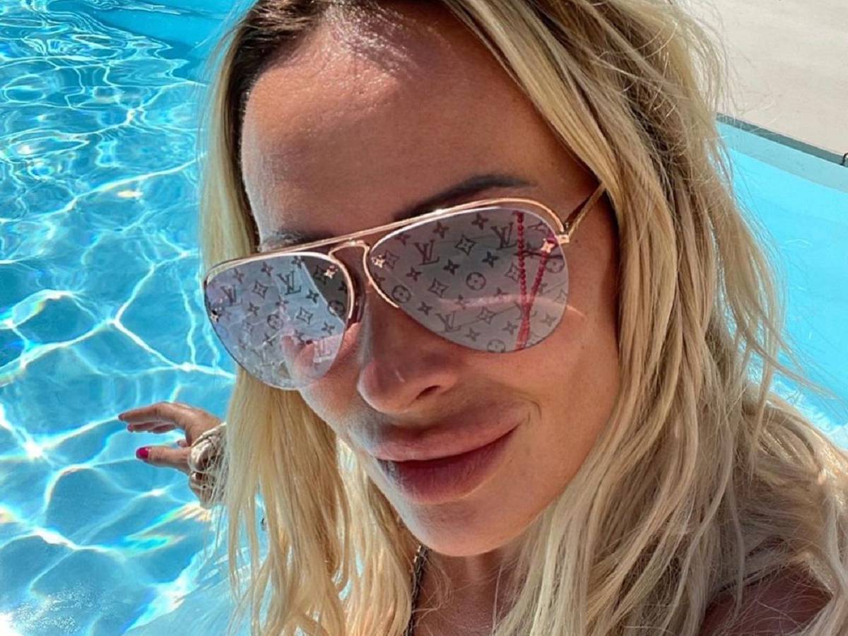 Cora Schumacher posiert für ein Selfie am Pool