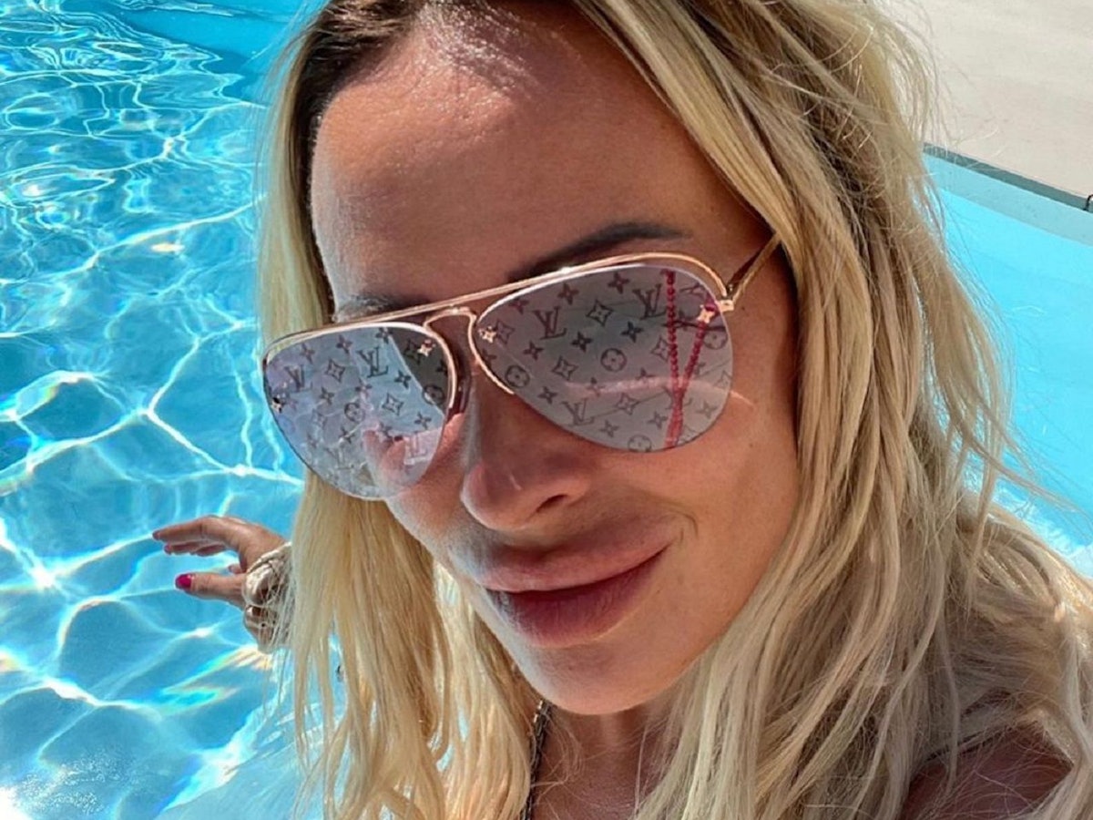 Cora Schumacher posiert für ein Selfie am Pool