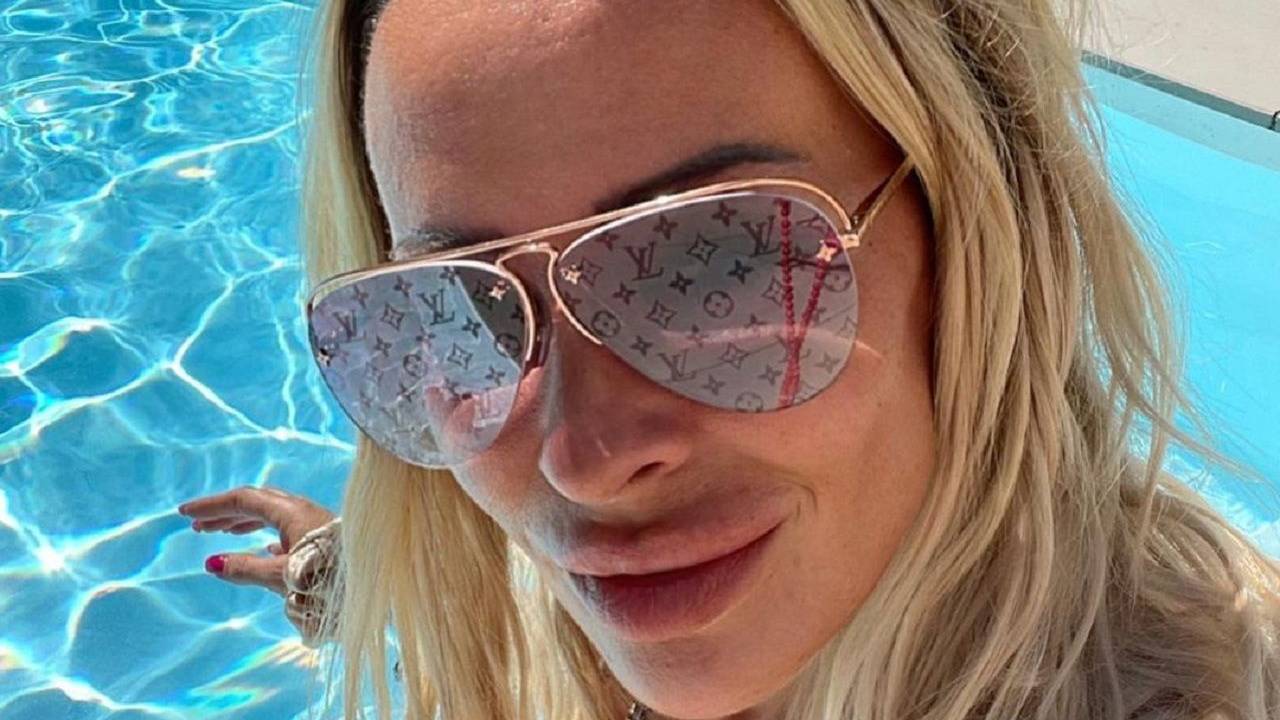 Cora Schumacher posiert für ein Selfie am Pool