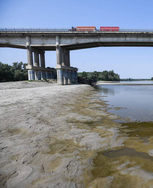 Das Foto vom 15. Juni zeigt das völlig ausgetrocknete Bett des Po, nordöstlich von Parma (Italien). Auch Norditalien leidet, wie viele Teile von Europa, unter einer Dürre. Der Wasseranbieter fordert, dass den Menschen hier zeitweise das Trinkwasser abgestellt werden soll.