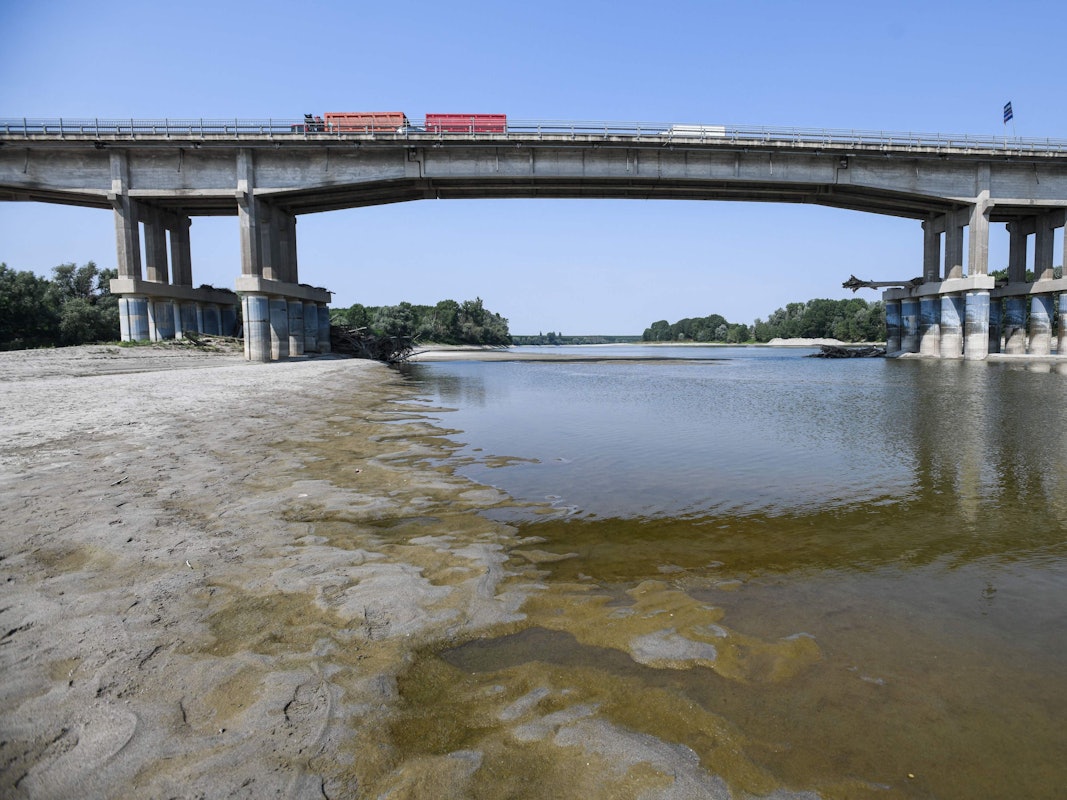 Das Foto vom 15. Juni zeigt das völlig ausgetrocknete Bett des Po, nordöstlich von Parma (Italien). Auch Norditalien leidet, wie viele Teile von Europa, unter einer Dürre. Der Wasseranbieter fordert, dass den Menschen hier zeitweise das Trinkwasser abgestellt werden soll.