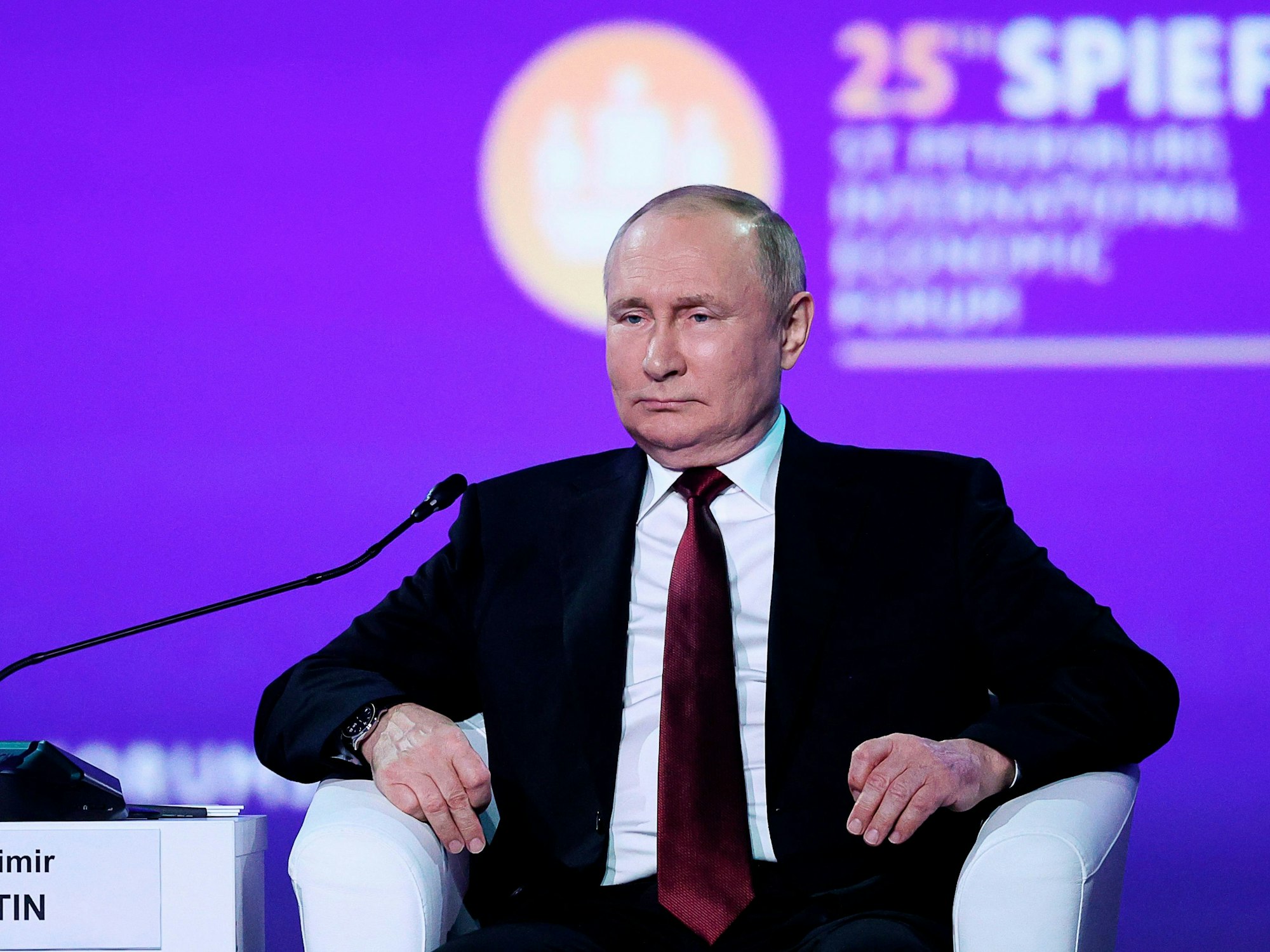 Russlands Präsident Wladmir Putin erlebte auf dem Wirtschaftsforum in St. Petersburg am Freitag (17. Juni) eine Überraschung auf offener Bühne.