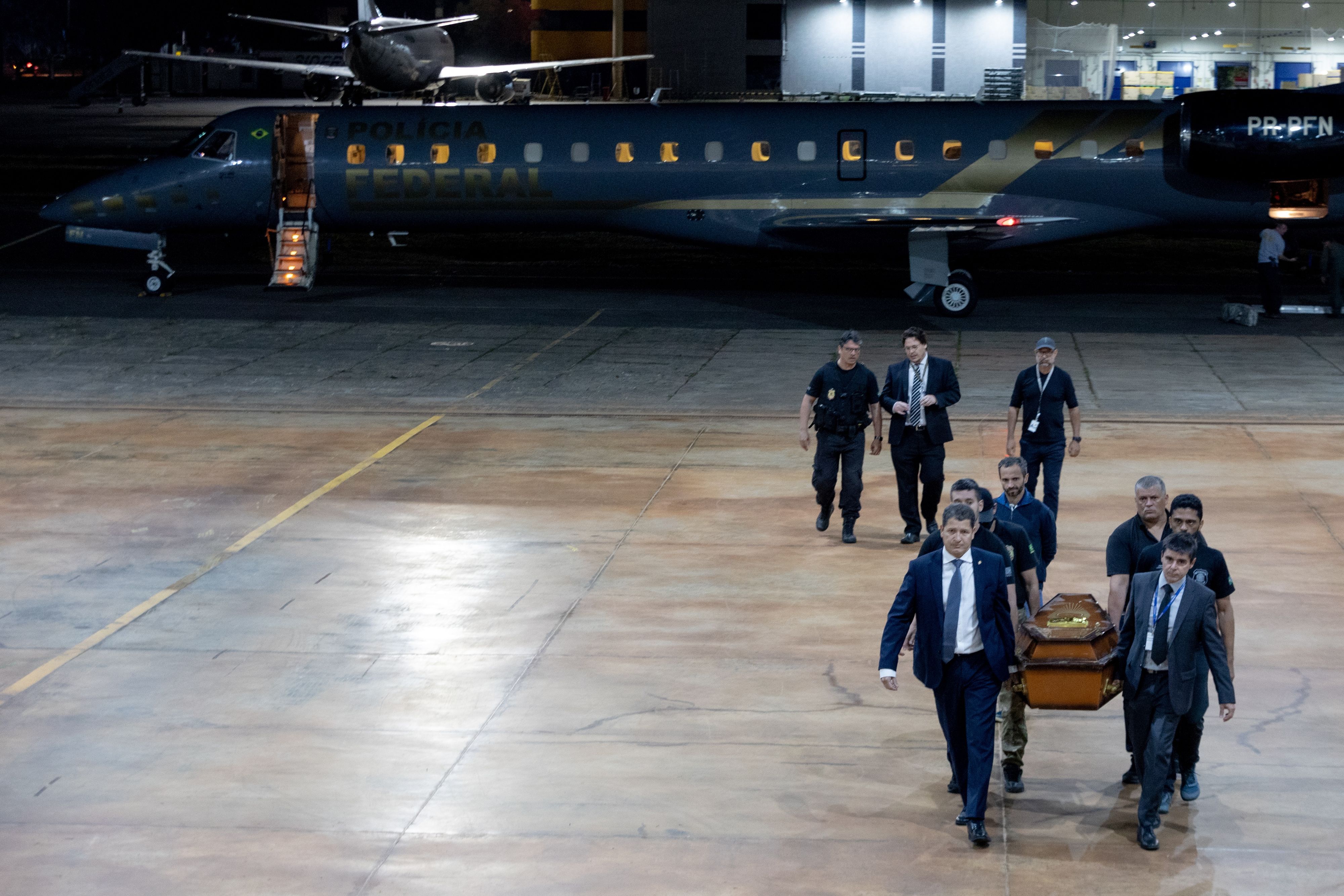 Beamte der Bundespolizei kommen mit sterblichen Überresten, vermutlich des Indigenen-Experten Bruno Pereira und des britischen Journalisten Dom Phillips, im Hangar der Bundespolizei an.