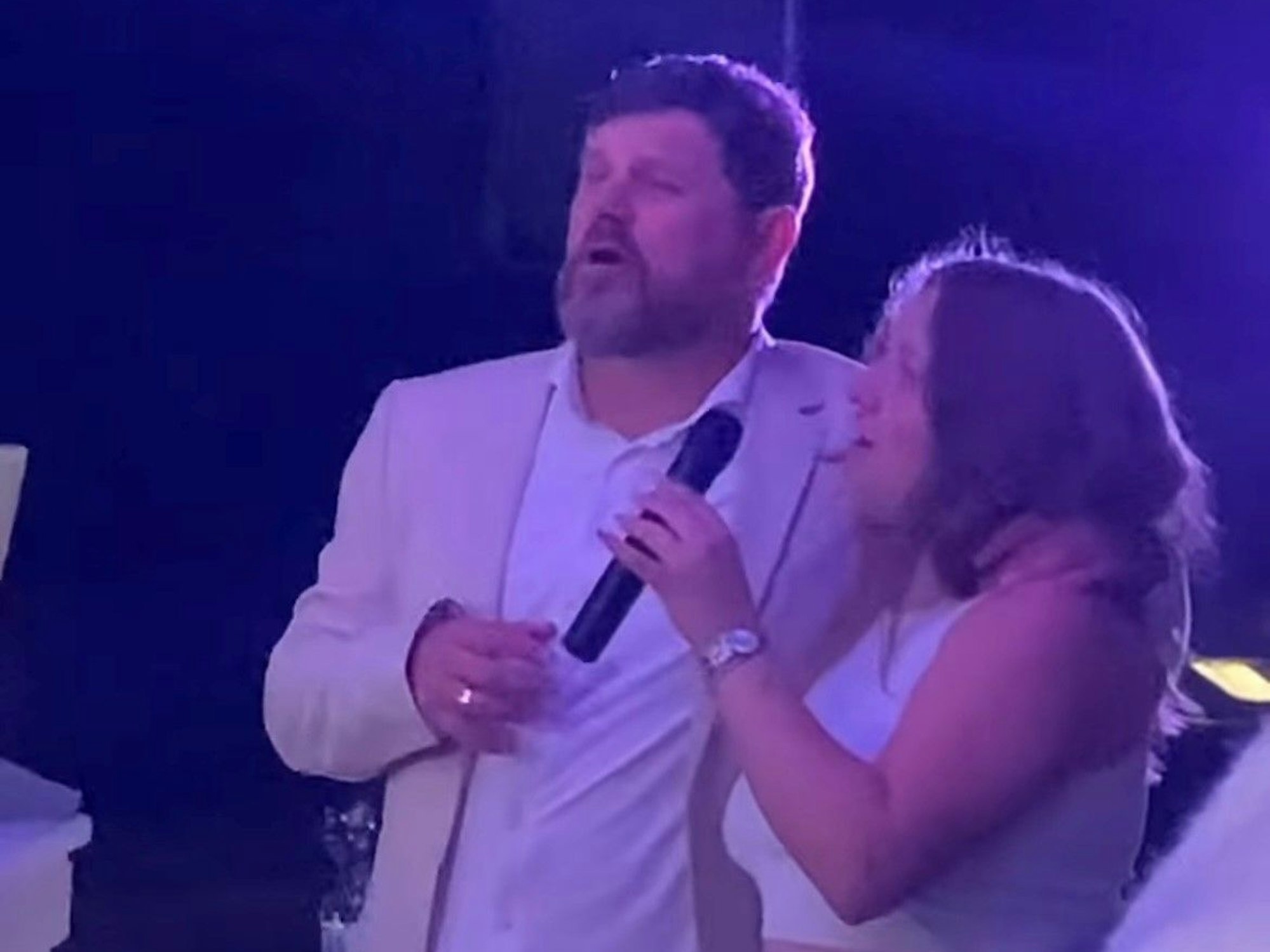 Steffen Baumgart und seine Tochter Fiona sangen gemeinsam Ina Müllers Song Rauchen.