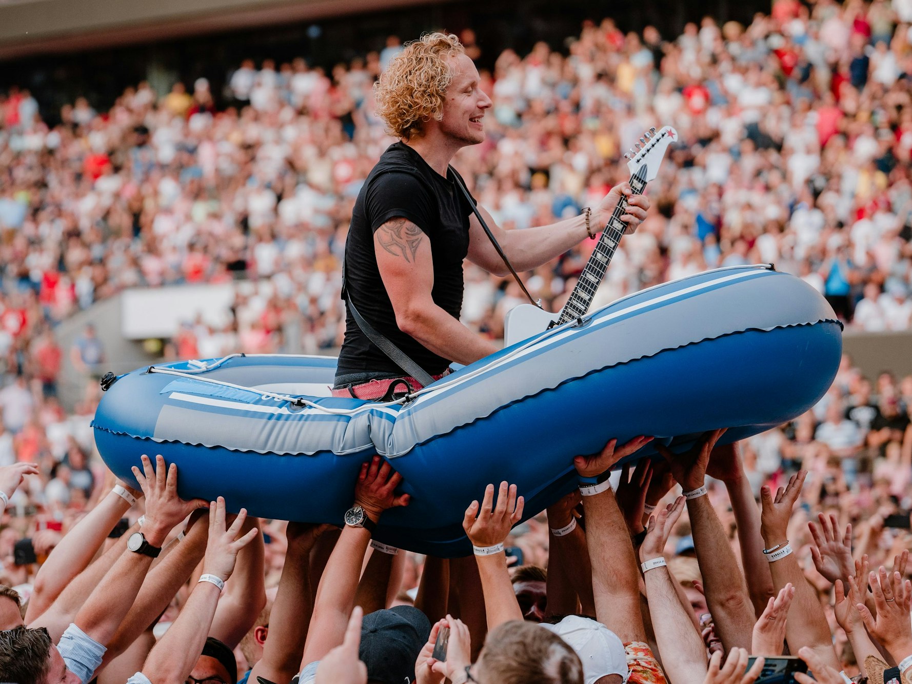 Kasalla beim Konzert im RheinEnergieStadion in Köln am 17. Juni 2022.