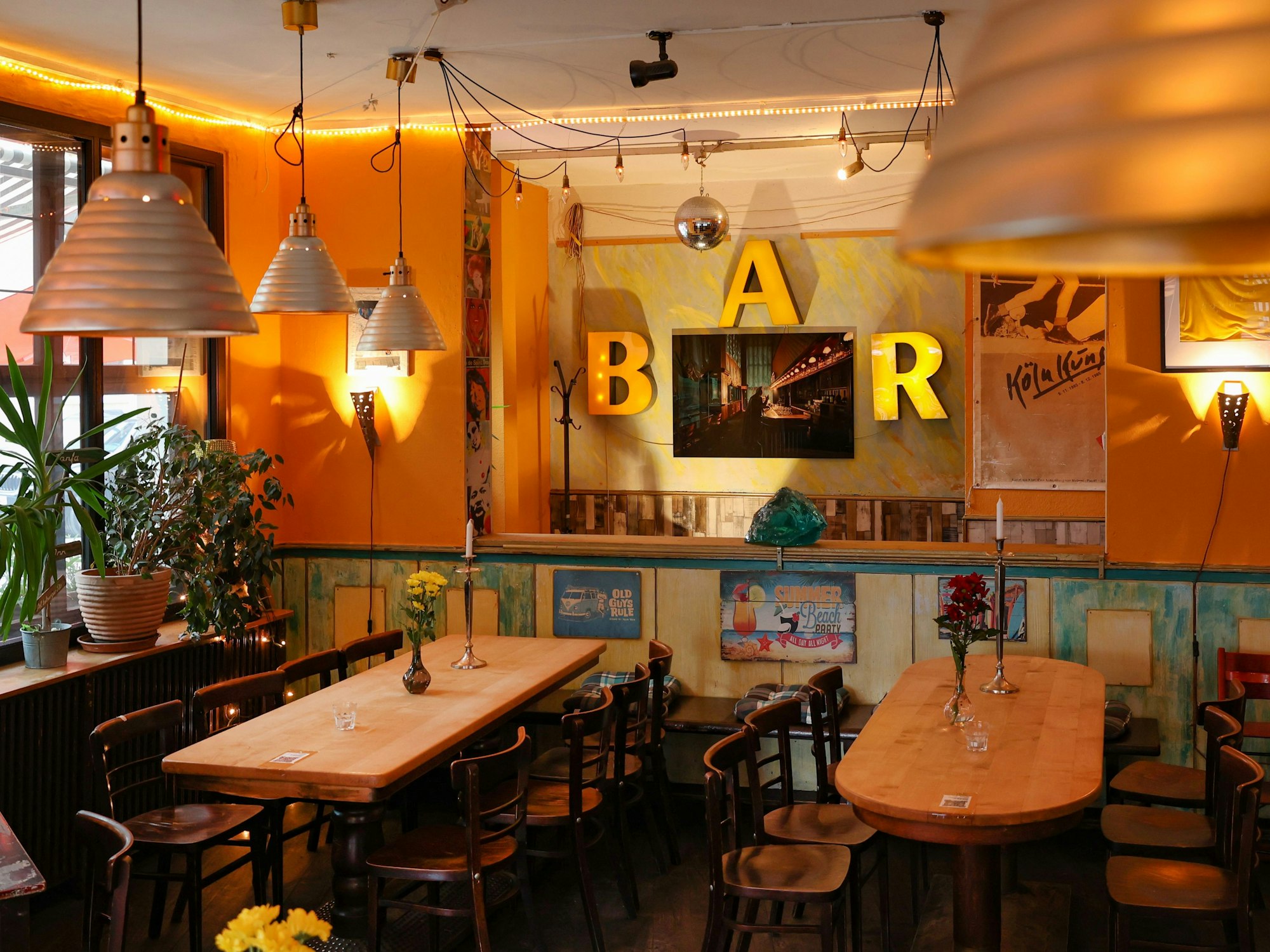 Tische und Stühle im Mainzer Hof in der Kölner Südstadt