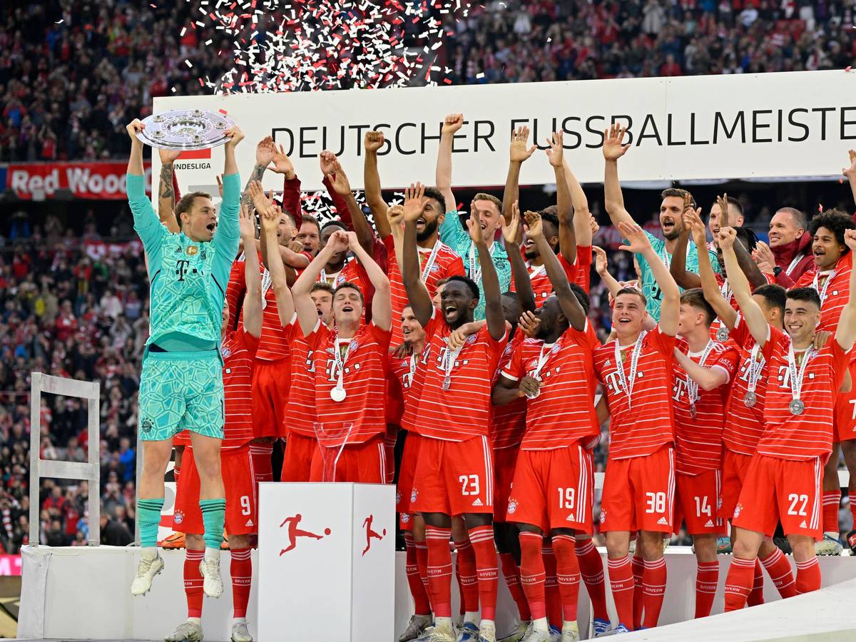 Das Team des FC Bayern München feiert nach dem 2:2 gegen den VfB Stuttgart die Meisterschaft (8. Mai 2022).