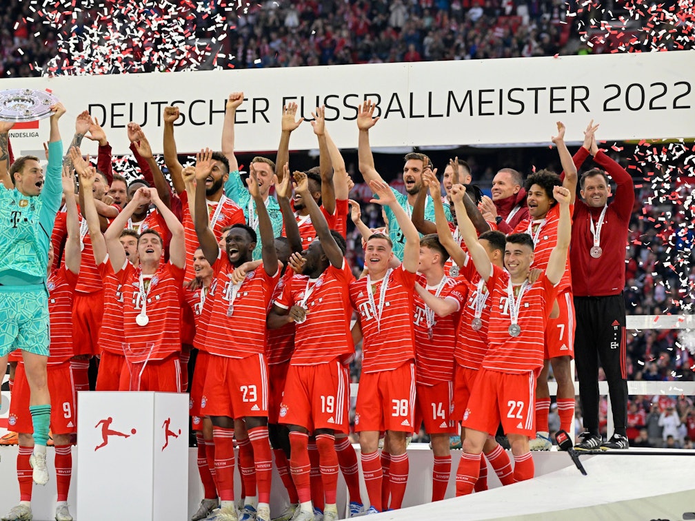 Das Team des FC Bayern München feiert nach dem 2:2 gegen den VfB Stuttgart die Meisterschaft (8. Mai 2022).