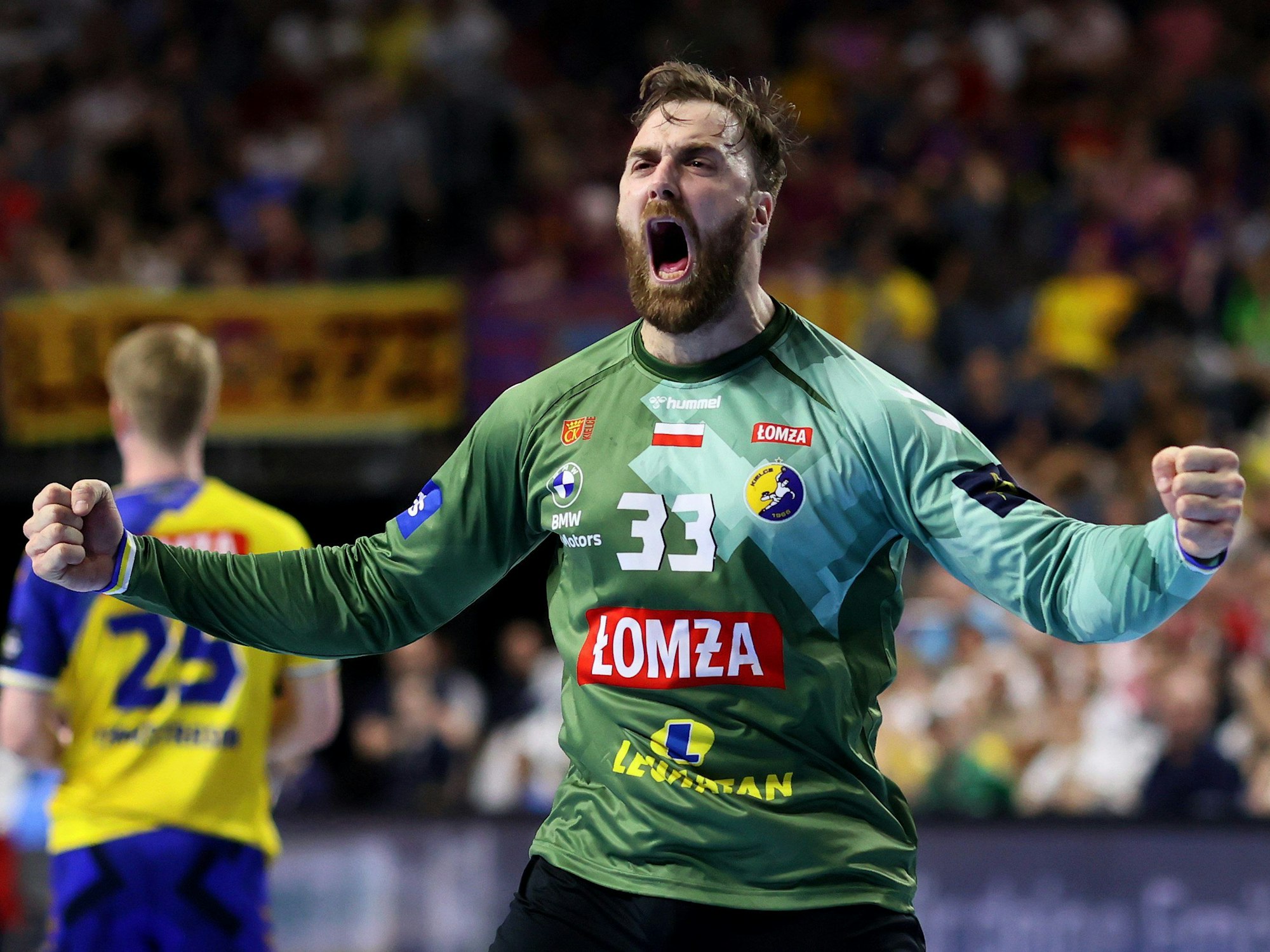 Andreas Wolff jubelt und breitet die Arme auseinander.