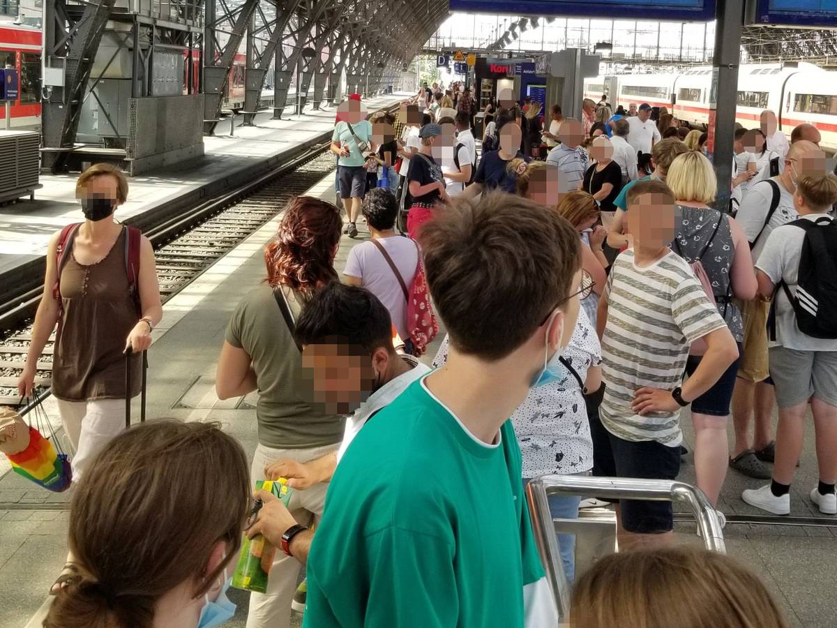 Wartende am 17. Juni 2022 am Kölner Hauptbahnhof.