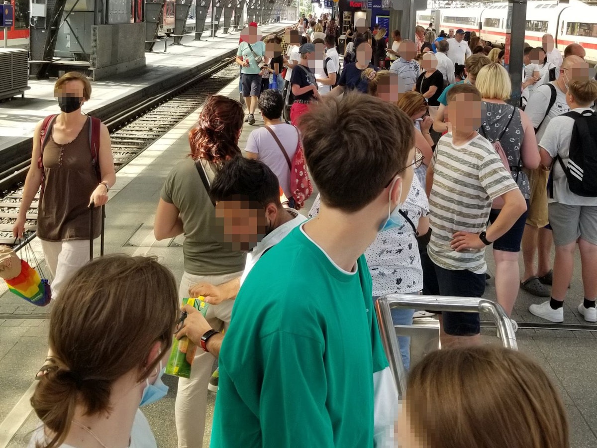 Wartende am 17. Juni 2022 am Kölner Hauptbahnhof.