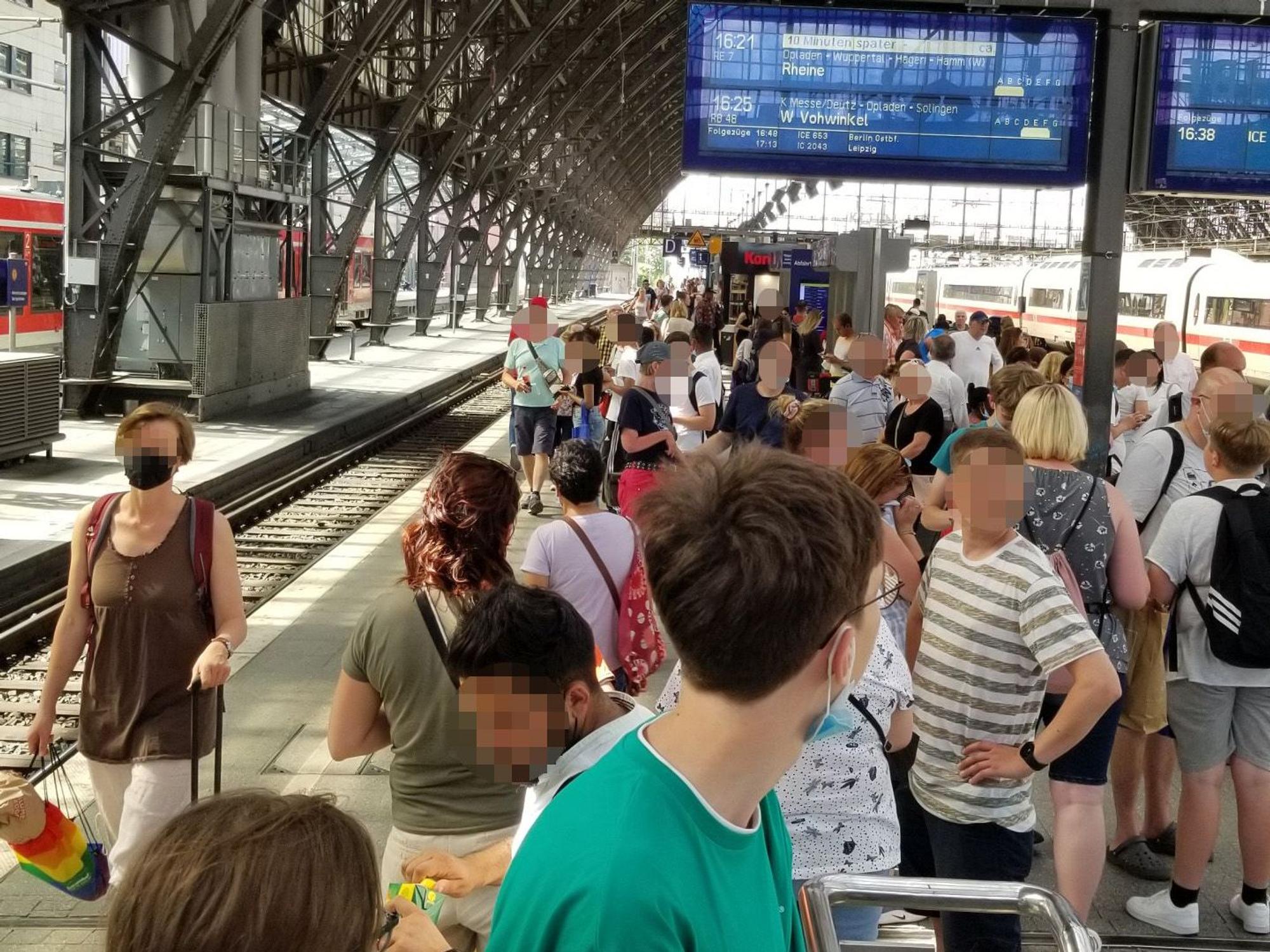 Wartende am 17. Juni 2022 am Kölner Hauptbahnhof.