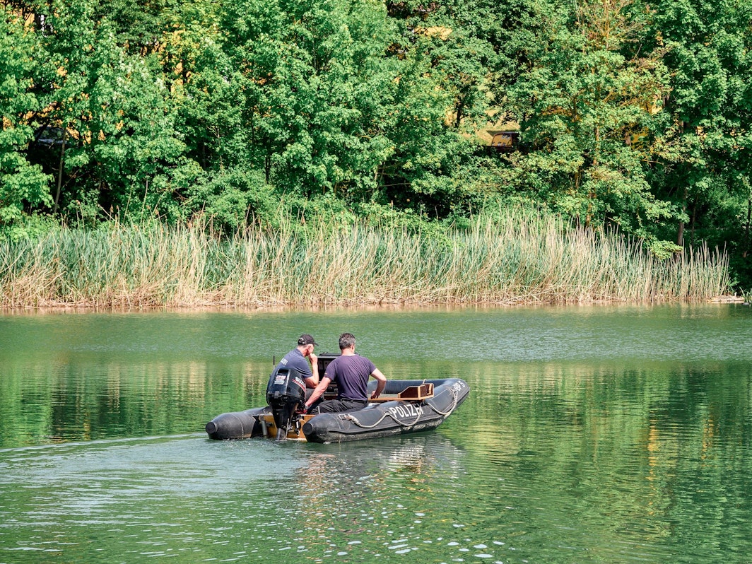 Ein Polizeiboot sucht am 19. Mai 2022 in einem See nach einer vermissten Person.