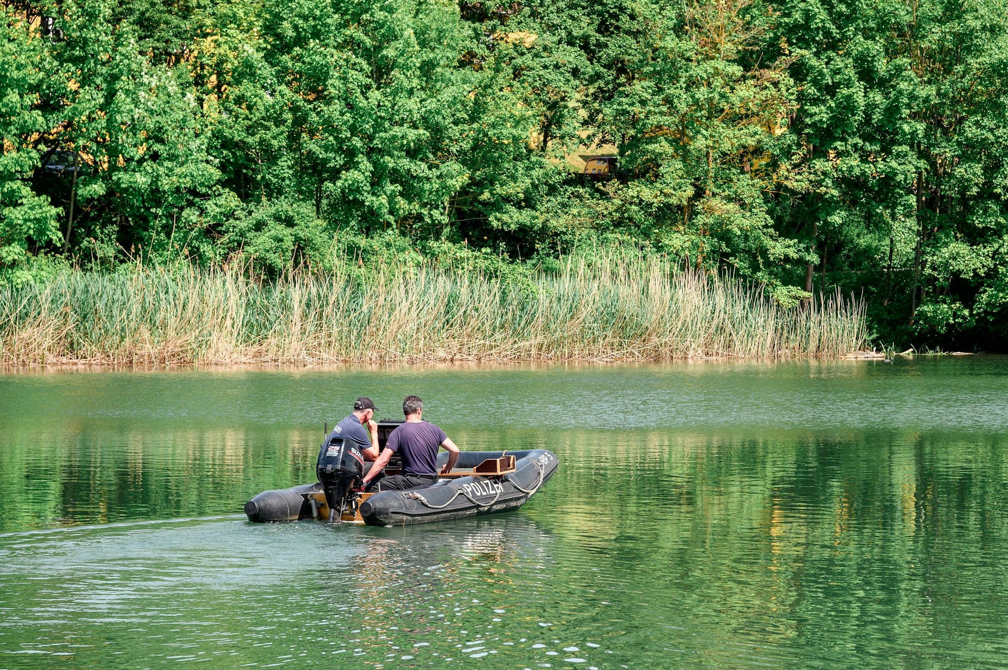 Ein Polizeiboot sucht am 19. Mai 2022 in einem See nach einer vermissten Person.