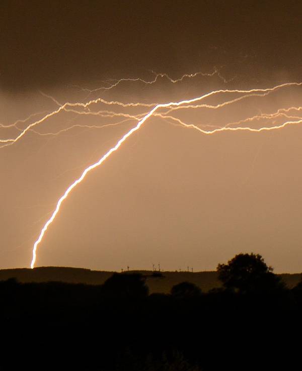 Erst Hitze, dann Blitze: Am Sonntag soll es deutlich kühler werden, auch Gewitter und Starkregen werden erwartet. Unser Archivbild (2014) zeigt ein Gewitter im Kreis Soest.