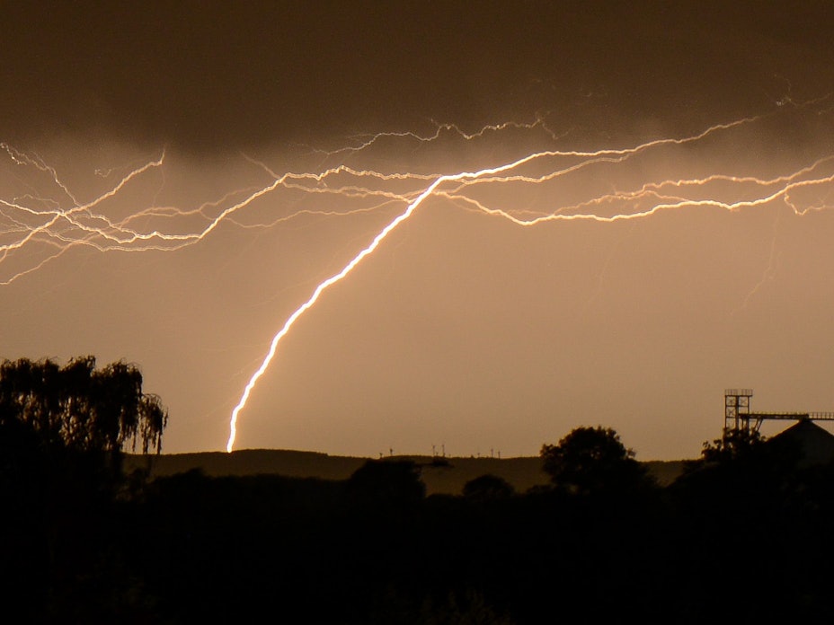 Erst Hitze, dann Blitze: Am Sonntag soll es deutlich kühler werden, auch Gewitter und Starkregen werden erwartet. Unser Archivbild (2014) zeigt ein Gewitter im Kreis Soest.