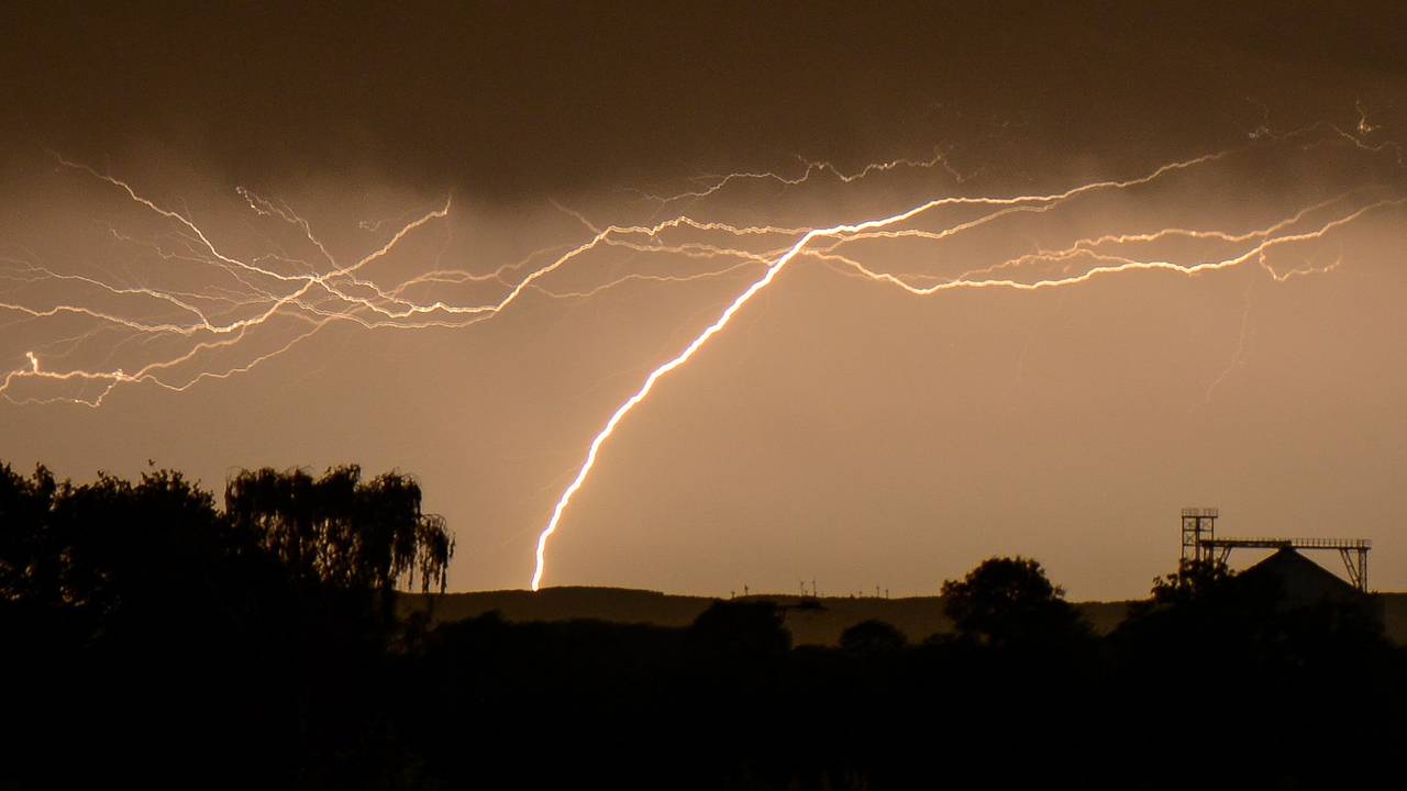 Erst Hitze, dann Blitze: Am Sonntag soll es deutlich kühler werden, auch Gewitter und Starkregen werden erwartet. Unser Archivbild (2014) zeigt ein Gewitter im Kreis Soest.