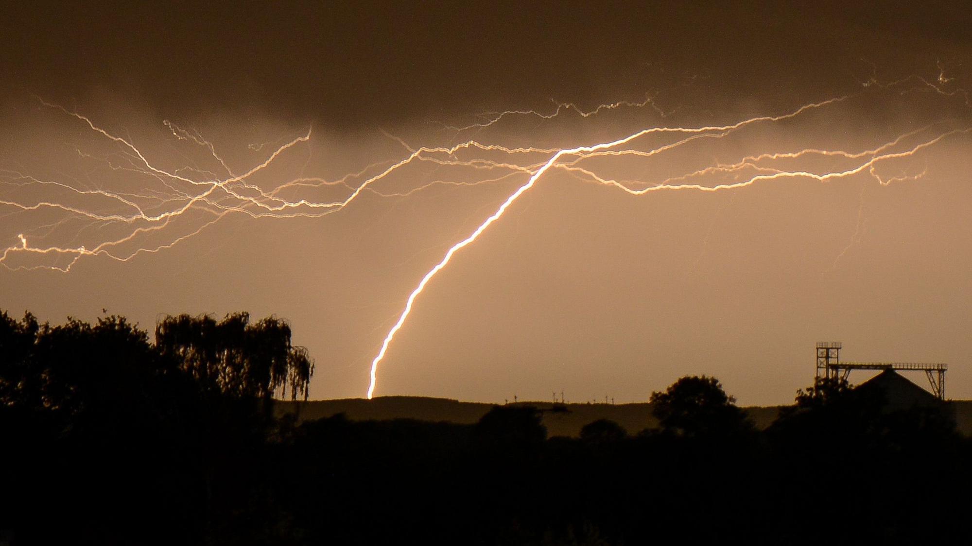 Erst Hitze, dann Blitze: Am Sonntag soll es deutlich kühler werden, auch Gewitter und Starkregen werden erwartet. Unser Archivbild (2014) zeigt ein Gewitter im Kreis Soest.