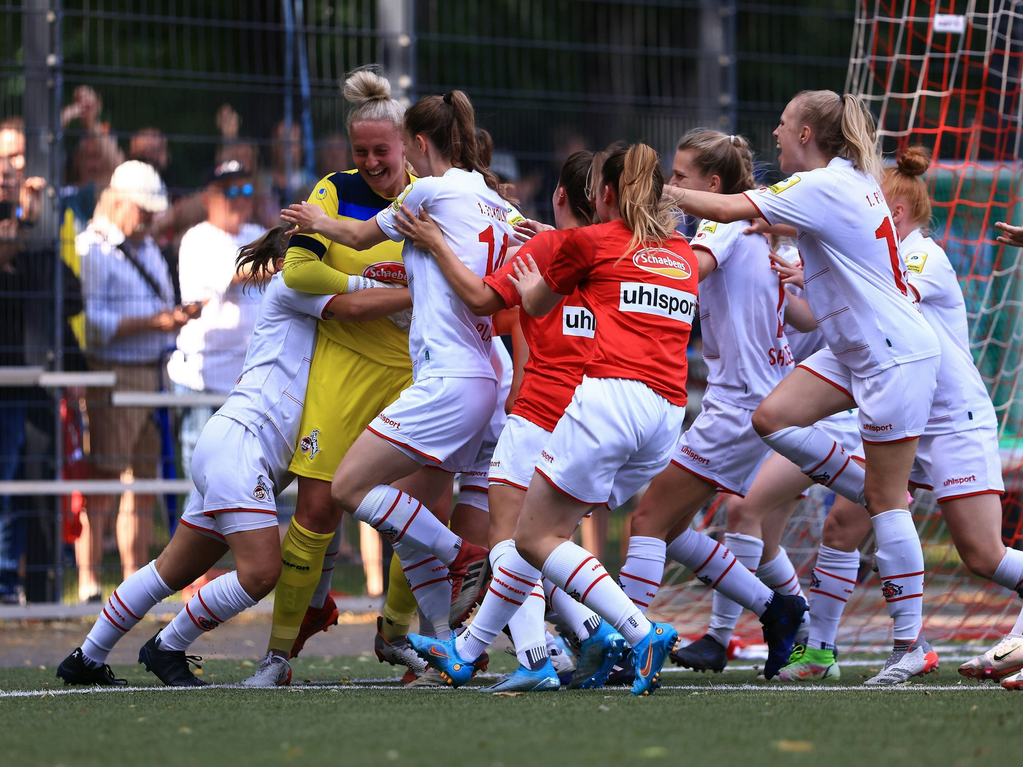Die Spielerinnen der U20 des 1. FC Köln jubeln nach dem Elfmeterschießen