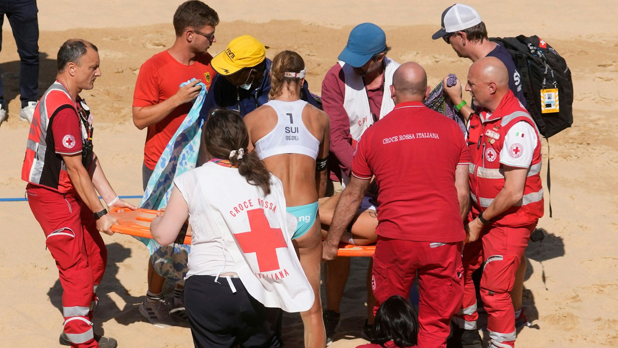 Joana Heidrich wird auf einer Trage abtransportiert