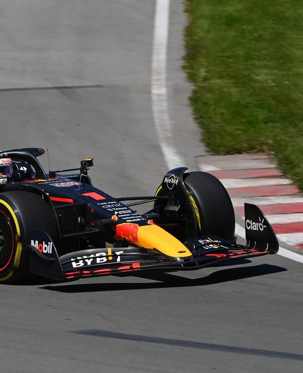 Max Verstappen fährt in seinem Red Bull über die Strecke