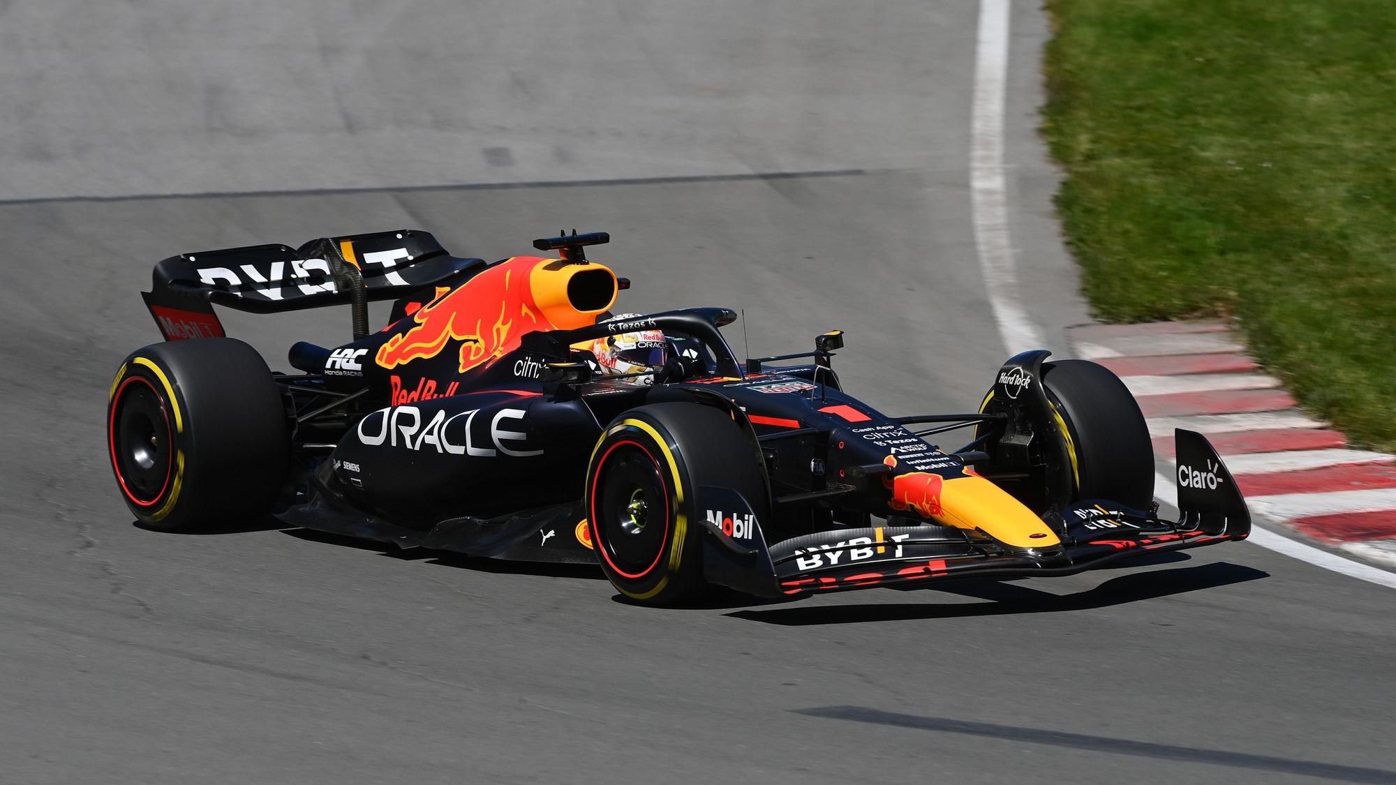 Max Verstappen fährt in seinem Red Bull über die Strecke