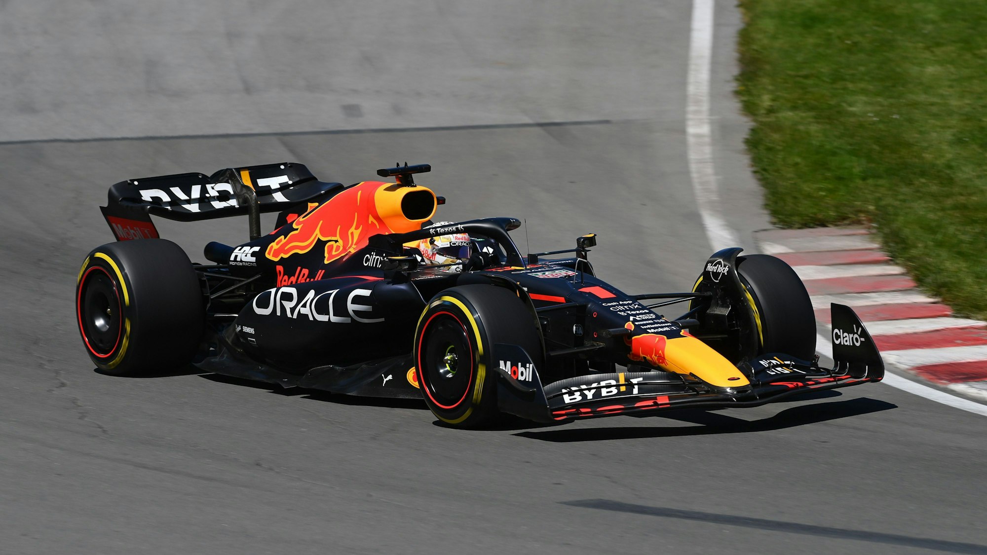 Max Verstappen fährt in seinem Red Bull über die Strecke