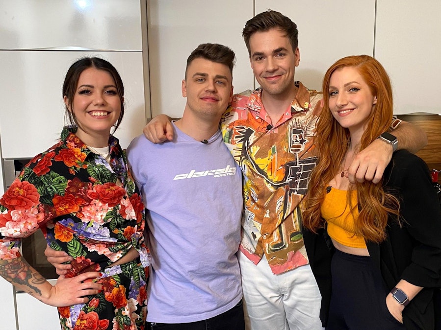 V.l.: Vanessa (Malwanne), Kevin (Papaplatte), Max und Lara (Lara Loft)
Die Verwendung des sendungsbezogenen Materials ist nur mit dem Hinweis und Verlinkung auf RTL+ gestattet.