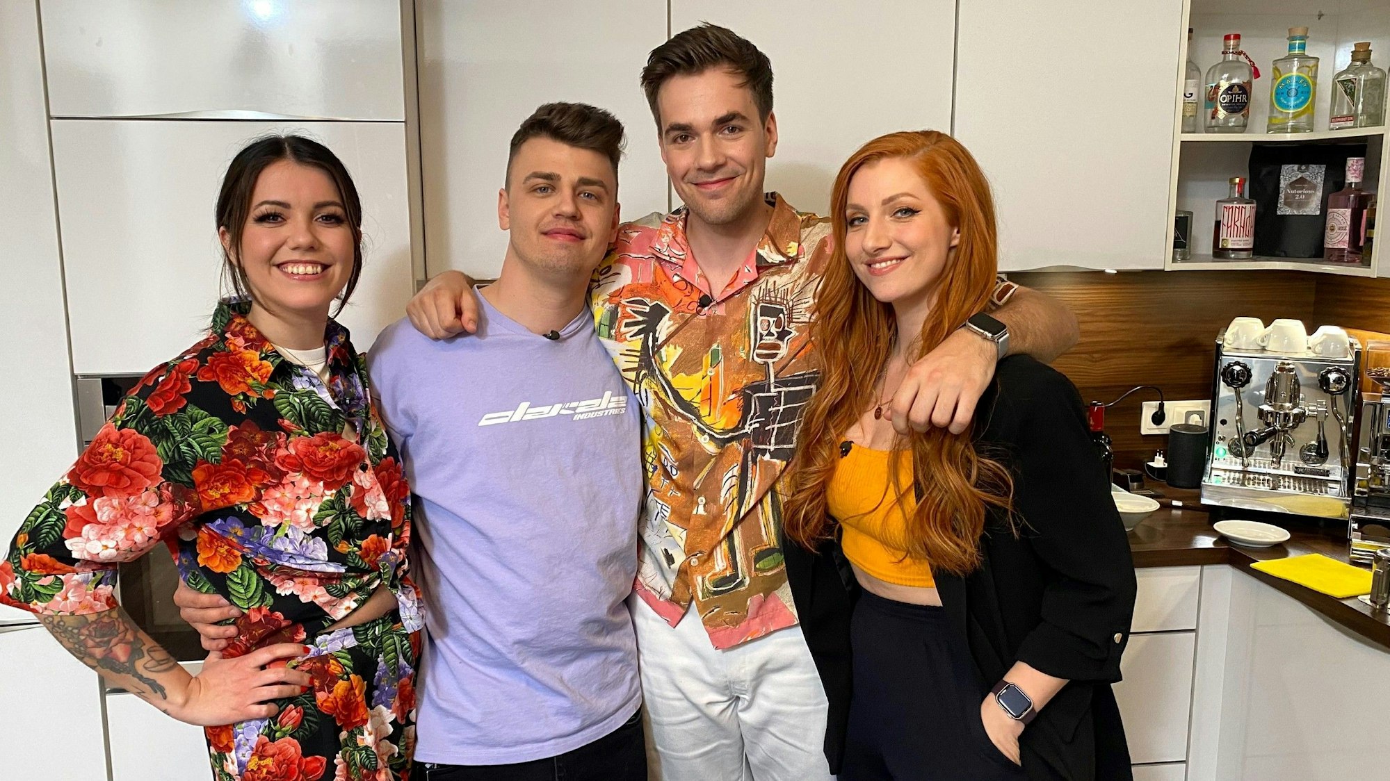 V.l.: Vanessa (Malwanne), Kevin (Papaplatte), Max und Lara (Lara Loft)
Die Verwendung des sendungsbezogenen Materials ist nur mit dem Hinweis und Verlinkung auf RTL+ gestattet.