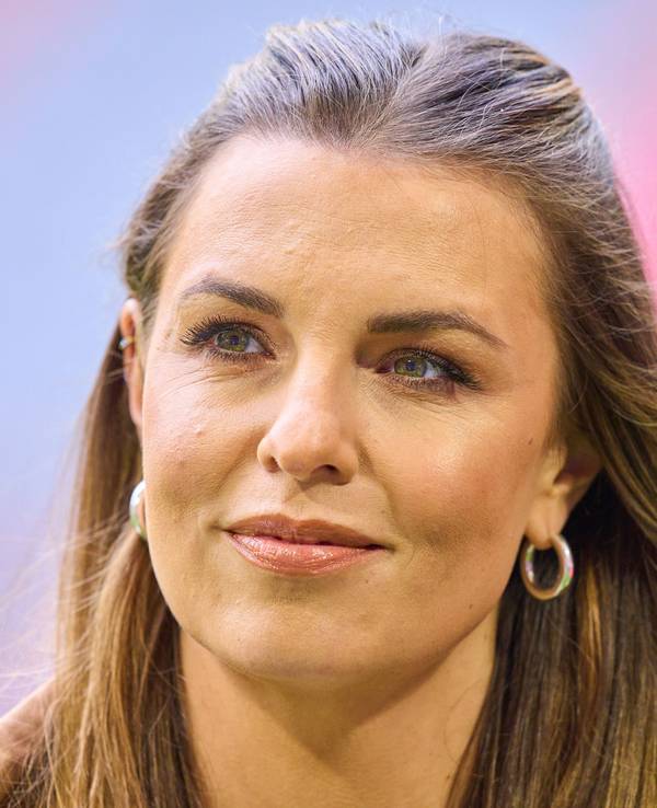 Laura Wontorra steht in der Allianz-Arena