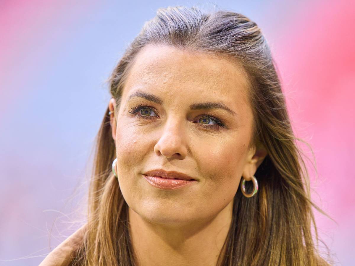 Laura Wontorra steht in der Allianz-Arena
