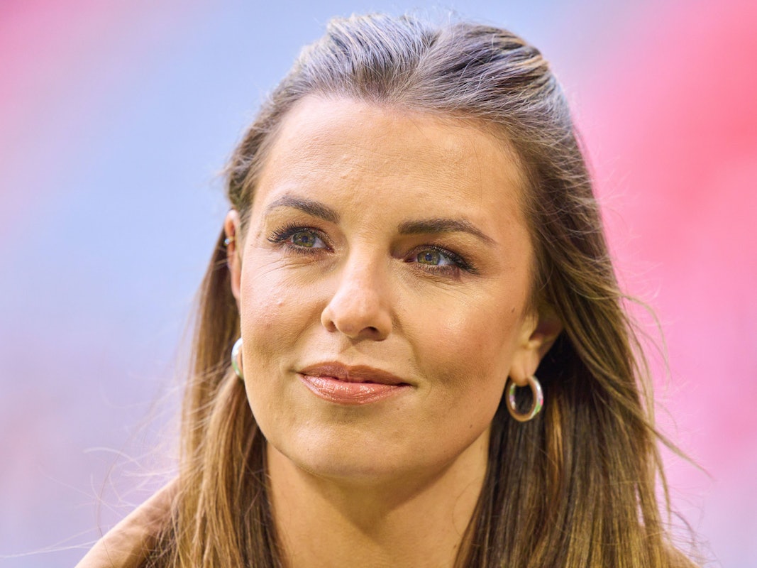 Laura Wontorra steht in der Allianz-Arena