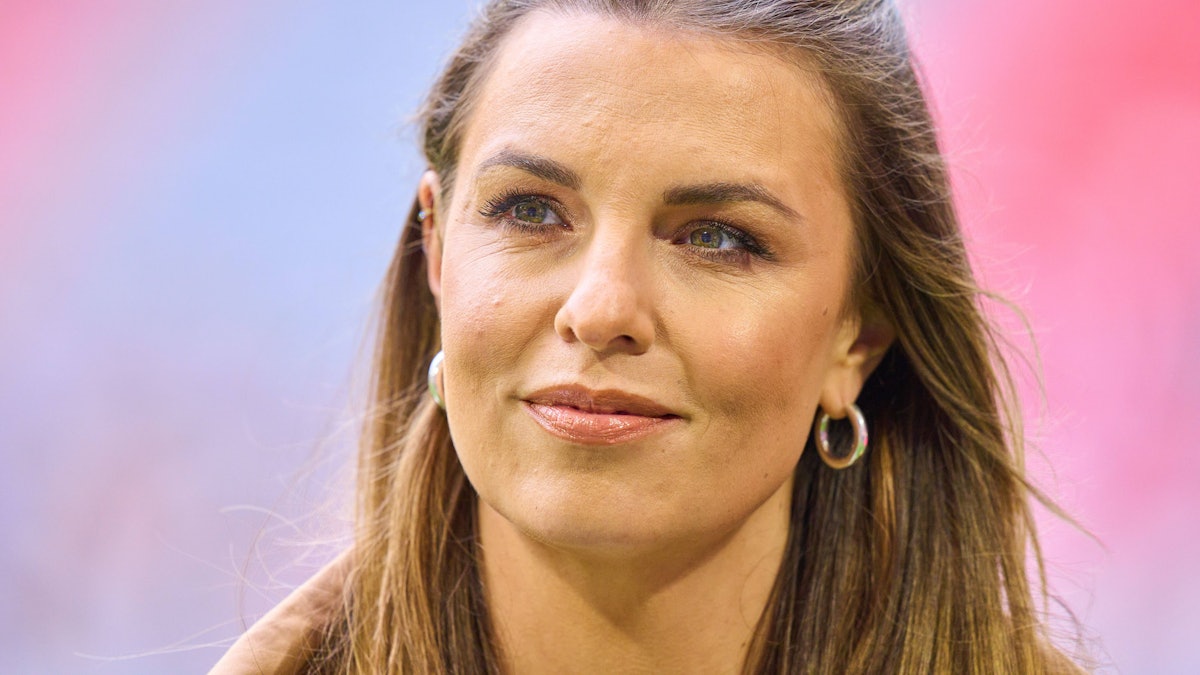 Laura Wontorra steht in der Allianz-Arena