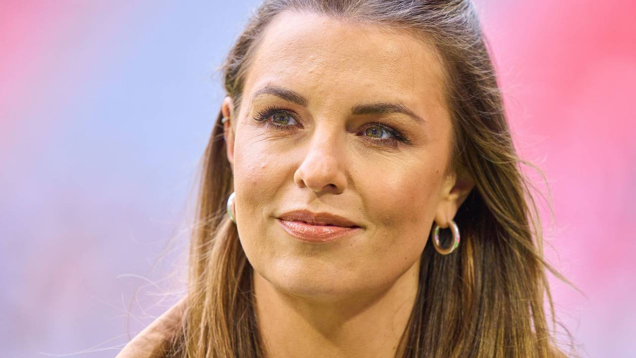 Laura Wontorra steht in der Allianz-Arena