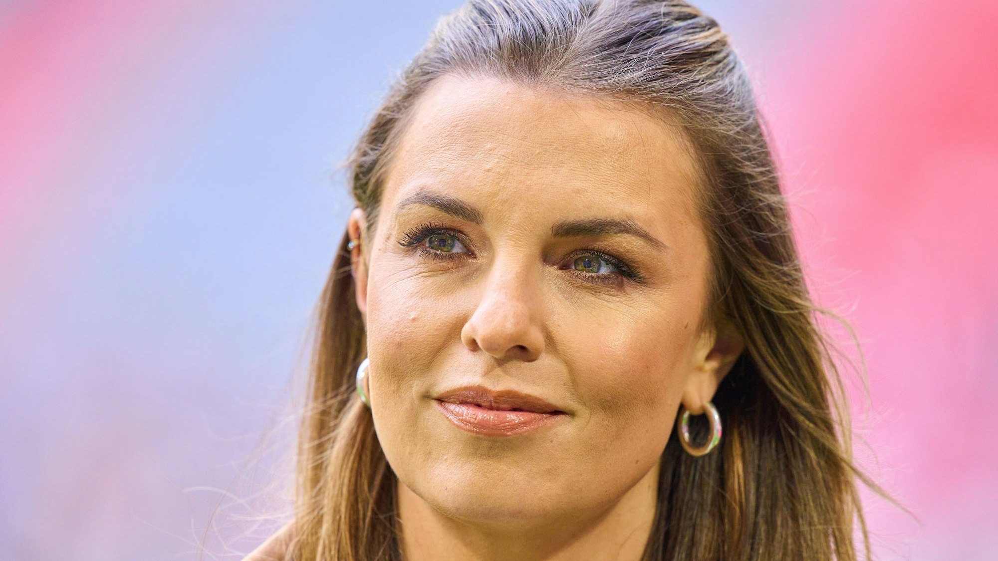 Laura Wontorra steht in der Allianz-Arena