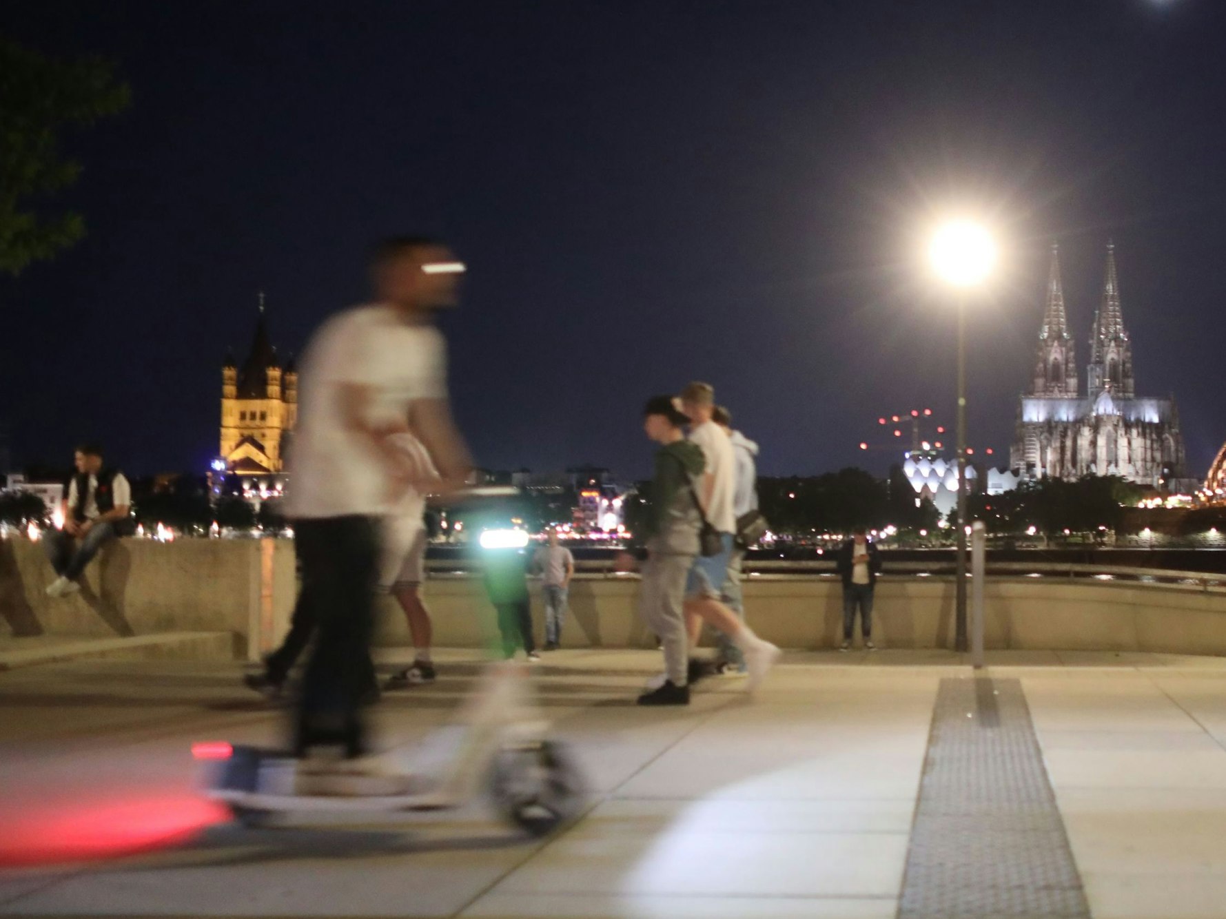 Eine Nachtfahrt am Rheinboulevard mit einem E-Scooter in Deutz