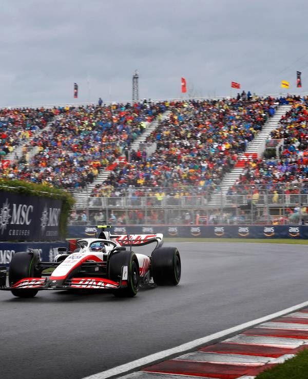 Mick Schumacher auf der Strecke in Montreal – im Hintergrund die Zuschauer.