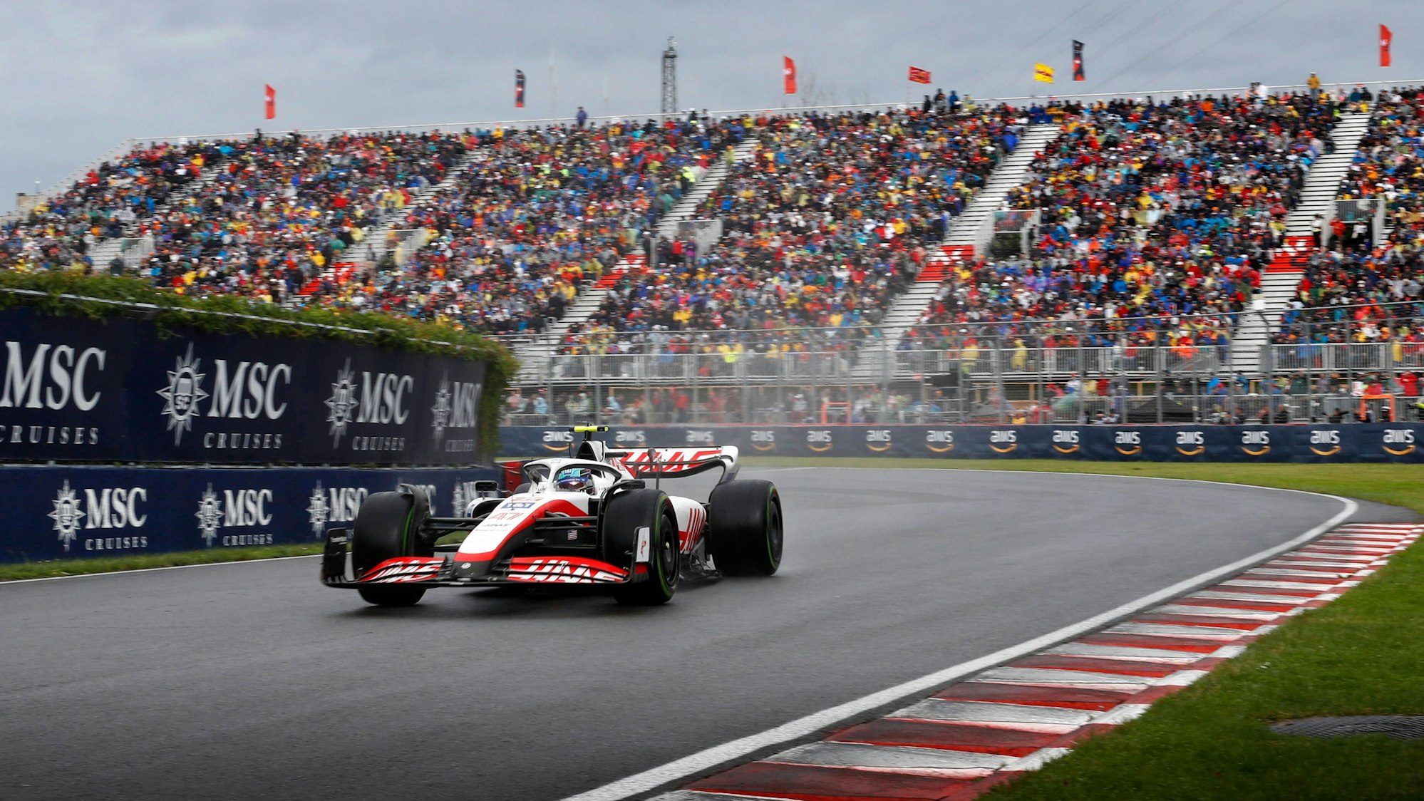 Mick Schumacher auf der Strecke in Montreal – im Hintergrund die Zuschauer.
