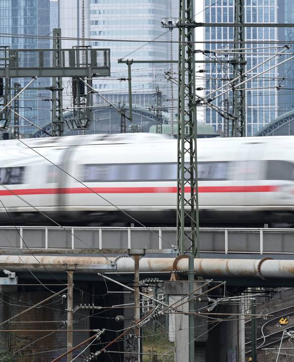 Ein ICE der Bahn verlässt den Frankfurter Hauptbahnhof (Aufnahme mit längerer Verschlusszeit).