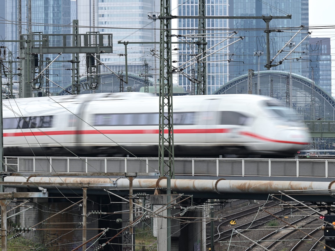 Ein ICE der Bahn verlässt den Frankfurter Hauptbahnhof (Aufnahme mit längerer Verschlusszeit).