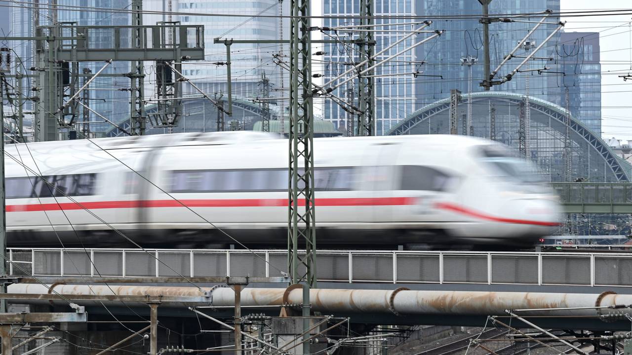 Ein ICE der Bahn verlässt den Frankfurter Hauptbahnhof (Aufnahme mit längerer Verschlusszeit).