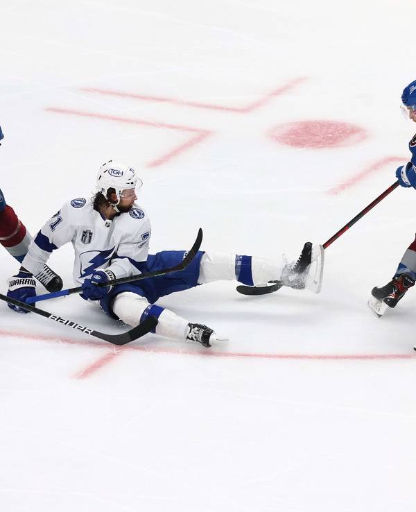 Lightning-Profi Jack Johnson fällt zischen den Colorado-Profis Jack Johnson und Nico Sturm hin.