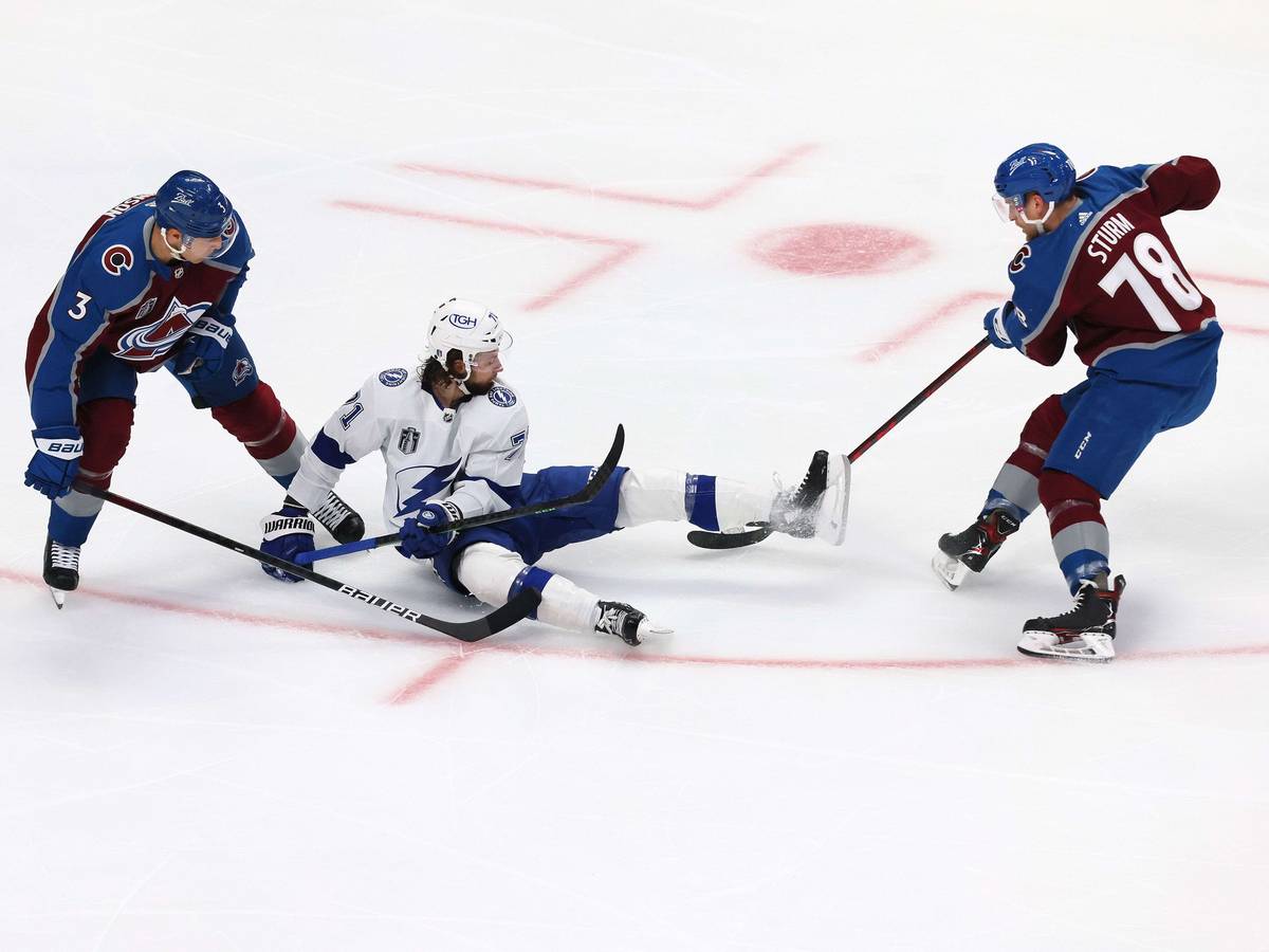 Lightning-Profi Jack Johnson fällt zischen den Colorado-Profis Jack Johnson und Nico Sturm hin.